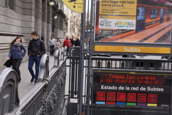 Buenos Aires, Argentina.- Los trabajadores de subte de Buenos Aires no llegaron a un acuerdo y realizaron un paro en todas las líneas este viernes de 13 a 17 horas. Los delegados gremiales reclamaron mayor cantidad de personal en la Línea E y el funcionamiento de más trenes en la línea E donde, según un comunicado de los delegados de 23 coches, funcionan sólo 11. La empresa concecionaria Metrovías respondió también mediante un comunicado que "la dotación de dicha línea se encuentra completa, y resulta suficiente para brindar una adecuada asistencia a los usuarios".