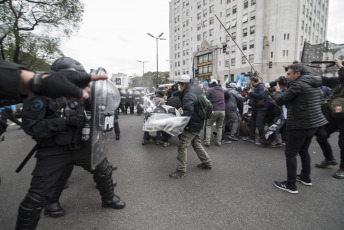 Buenos Aires.- Organizaciones sociales se disponían a desplegar un acampe frente al Ministerio de Desarrollo Social cuando la Policía tiró gases para dispersar hoy miércoles 11 de septiembre de 2019 en la Avenida 9 de julio, de la capital Argentina.  La jornada de protesta había comenzado más temprano. Miles de integrantes de organizaciones sociales habían comenzado a llegar hasta el centro porteño y habían instalado ollas populares en diversas esquinas para reclamar partidas de alimentos para comedores comunitarios, un aumento del 50 por ciento en los programas sociales, y la apertura para incorporar nuevos beneficiarios.  El extenso operativo policial se había instalado hasta la zona de Constitución, donde decenas de agentes cortaron carriles de la avenida 9 de Julio y calles paralelas para evitar que los manifestantes suban a la autopista, como ocurrió en protestas anteriores.