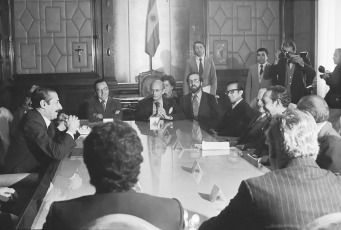 Buenos Aires (SEPTIEMBRE DE 1979) .- En la foto, el dictador Teniente General Rafael Videla (izquierda) reunido con los integrantes de la comisión de la CIDH, además de Videla, durante su permanencia en el país, los integrantes se entrevistaron con los integrantes de la Junta Militar Roberto Viola, Omar Graffigna y Armando Lambruschini, entre otros.