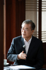 Sur Corea.- El presidente de Corea del Sur Moon Jae-in hace una aparición en un programa de KBS sobre familias separadas por la Guerra de Corea de 1950-53 en esta foto publicada por Cheong Wa Dae el 13 de septiembre de 2019.