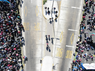 Buenos Aires.- En las imégenes tomadas con drone hoy 4 de septiembre de 2019 manifestantes integrantes de organizaciones sociales se movilizan en reclamo de la sanción de la ley de emergencia alimentaria en las inmediaciones del Ministerio de Desarrollo Social de la Nación, sobre la avenida 9 de julio, la principal arteria de la capital argentina. En la fachada del edificio se observa una imágen de Eva Duarte de Perón, conocida popularmente como "Evita" y "la abanderada de los humildes".