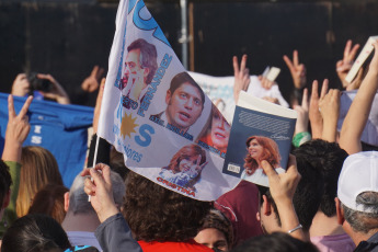 La Plata, Buenos Aires.- La candidata a vicepresidenta de la Argentina por el Frente de Todos, Cristina Fernández de Kirchner, presentó ayer 31 de agosto de 2019 en la Facultad de Periodismo de la Universidad Nacional de La Plata su libro ¨Sinceramente¨. Los seguidores de su espacio, en especial jóvenes, se acercaron desde temprano con todo tipo de "merchandising" propio de la "liturgia peronista".  Remeras, gorros, prendedores y banderas se vendían en las inmediaciones de la Facultad de Periodismo, de donde fue decana hasta hace unos meses quien ahora tiene altas chances de ser la próxima intendenta de la ciudad de La Plata, la Capital de la provincia de Buenos Aires, Florencia Saintout, quien la acompaño en su presentación, junto al candidato a gobernador provincial Axel Kicillof.