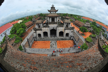 Vetnam.- La catedral de piedra Phat Diem, ubicada en el distrito Kim Son de la provincia norteña de Ninh Binh, a unos 120 km al sur de Hanoi, es una de las iglesias más famosas y hermosas de Vietnam. Construida durante 24 años consecutivos desde 1875 hasta 1898, la iglesia católica tiene una arquitectura especial, una mezcla de los estilos arquitectónicos de las iglesias occidentales y los edificios religiosos vietnamitas, como casas comunales, pagodas y templos. La catedral tiene 74 metros de largo, 21 metros de ancho y 15 metros de alto con cuatro techos, reproduciendo los techos de pagodas vietnamitas. Además de la catedral, hay otras seis estructuras en el complejo, incluida una capilla de piedra y un elegante campanario. Todo este complejo se extiende sobre un área de 6.1 ha.