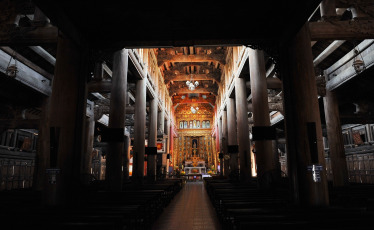 Vetnam.- La catedral de piedra Phat Diem, ubicada en el distrito Kim Son de la provincia norteña de Ninh Binh, a unos 120 km al sur de Hanoi, es una de las iglesias más famosas y hermosas de Vietnam. Construida durante 24 años consecutivos desde 1875 hasta 1898, la iglesia católica tiene una arquitectura especial, una mezcla de los estilos arquitectónicos de las iglesias occidentales y los edificios religiosos vietnamitas, como casas comunales, pagodas y templos. La catedral tiene 74 metros de largo, 21 metros de ancho y 15 metros de alto con cuatro techos, reproduciendo los techos de pagodas vietnamitas. Además de la catedral, hay otras seis estructuras en el complejo, incluida una capilla de piedra y un elegante campanario. Todo este complejo se extiende sobre un área de 6.1 ha.