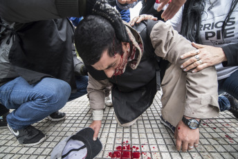 Buenos Aires.- Organizaciones sociales se disponían a desplegar un acampe frente al Ministerio de Desarrollo Social cuando la Policía tiró gases para dispersar hoy miércoles 11 de septiembre de 2019 en la Avenida 9 de julio, de la capital Argentina.  La jornada de protesta había comenzado más temprano. Miles de integrantes de organizaciones sociales habían comenzado a llegar hasta el centro porteño y habían instalado ollas populares en diversas esquinas para reclamar partidas de alimentos para comedores comunitarios, un aumento del 50 por ciento en los programas sociales, y la apertura para incorporar nuevos beneficiarios.  El extenso operativo policial se había instalado hasta la zona de Constitución, donde decenas de agentes cortaron carriles de la avenida 9 de Julio y calles paralelas para evitar que los manifestantes suban a la autopista, como ocurrió en protestas anteriores.