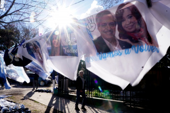 La Plata, Buenos Aires.- The candidate for vice president of Argentina for the Front of All, Cristina Fernández de Kirchner, presented yesterday, August 31, 2019 at the Faculty of Journalism of the National University of La Plata her book "Sincermente". The followers of their space, especially young people, approached early with all kinds of "merchandising" typical of the "Peronist liturgy." T-shirts, hats, pins and flags were sold in the vicinity of the Faculty of Journalism, from where it was dean until a few months ago who now has high chances of being the next mayor of the city of La Plata, the Capital of the province of Buenos Aires, Florencia Saintout, who accompanied her in her presentation, along with the provincial governor candidate Axel Kicillof.