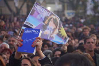 La Plata, Buenos Aires.- The candidate for vice president of Argentina for the Front of All, Cristina Fernández de Kirchner, presented yesterday, August 31, 2019 at the Faculty of Journalism of the National University of La Plata her book "Sincermente". The followers of their space, especially young people, approached early with all kinds of "merchandising" typical of the "Peronist liturgy." T-shirts, hats, pins and flags were sold in the vicinity of the Faculty of Journalism, from where it was dean until a few months ago who now has high chances of being the next mayor of the city of La Plata, the Capital of the province of Buenos Aires, Florencia Saintout, who accompanied her in her presentation, along with the provincial governor candidate Axel Kicillof.