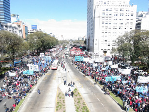 Buenos Aires.- En las imégenes tomadas con drone hoy 4 de septiembre de 2019 manifestantes integrantes de organizaciones sociales se movilizan en reclamo de la sanción de la ley de emergencia alimentaria en las inmediaciones del Ministerio de Desarrollo Social de la Nación, sobre la avenida 9 de julio, la principal arteria de la capital argentina. En la fachada del edificio se observa una imágen de Eva Duarte de Perón, conocida popularmente como "Evita" y "la abanderada de los humildes".