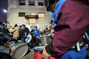 Buenos Aires, Argentina.- Miles de integrantes de organizaciones sociales comenzaron a llegar hasta el centro porteño e instalaron ollas populares en diversas esquinas para reclamar partidas de alimentos para comedores comunitarios, un aumento del 50 por ciento en los programas sociales y la apertura para incorporar nuevos beneficiarios, el 11 de septiembre de 2019. El extenso operativo policial se instaló hasta la zona de Constitución, donde decenas de agentes cortaron carriles de la Avenida 9 de Julio y calles paralelas para evitar que los manifestantes suban a la autopista, como ocurrió en protestas anteriores.