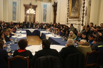 Buenos Aires.- En las imégenes tomadas hoy 4 de septiembre por la tarde en el recinto del Congreso de la Nación Argentina, legisladores de la oposición se reunieron con representantes de organizaciones sociales, que se manifestaron hoy 4 de septiembre de 2019 en reclamo de la sanción de la ley de emergencia alimentaria. En la reunión participaron también dirigentes sindicatos y miembros de la Pastoral social de la Iglesia Católica.