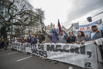 Buenos Aires.- Social organizations were preparing to deploy a camp in front of the Ministry of Social Development when the Police fired gas to disperse today, September 11, 2019 on Avenida 9 de Julio, in the Argentine capital. The protest day had begun earlier. Thousands of members of social organizations had begun to reach the Buenos Aires center and had installed popular pots in various corners to claim food items for community canteens, a 50 percent increase in social programs, and the opening to incorporate new beneficiaries. The extensive police operation had been installed to the Constitution area, where dozens of agents cut lanes on 9 de Julio Avenue and parallel streets to prevent protesters from climbing the highway, as happened in previous protests.