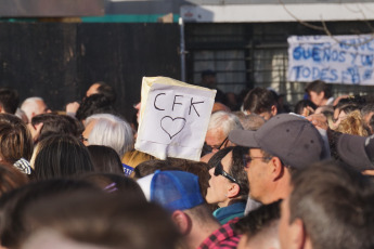 La Plata, Buenos Aires.- La candidata a vicepresidenta de la Argentina por el Frente de Todos, Cristina Fernández de Kirchner, presentó ayer 31 de agosto de 2019 en la Facultad de Periodismo de la Universidad Nacional de La Plata su libro ¨Sinceramente¨. Los seguidores de su espacio, en especial jóvenes, se acercaron desde temprano con todo tipo de "merchandising" propio de la "liturgia peronista".  Remeras, gorros, prendedores y banderas se vendían en las inmediaciones de la Facultad de Periodismo, de donde fue decana hasta hace unos meses quien ahora tiene altas chances de ser la próxima intendenta de la ciudad de La Plata, la Capital de la provincia de Buenos Aires, Florencia Saintout, quien la acompaño en su presentación, junto al candidato a gobernador provincial Axel Kicillof.