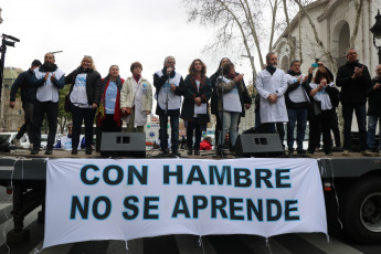 Buenos Aires, Argentina.- En la foto, hoy 11 de septiembre de 2019, en el Día del Maestro en la Argentina, los docentes se mobilizaron en distintos puntos del país convocados por la Confederación de Trabajadores de la Educación (Ctera). Con un desayuno comunitario y con juegos didácticos para toda la familia, los docentes celebraron su día con un pedido particular. "Con hambre no se puede enseñar ni aprender", fue la consigna del acto central por el Día del Maestro y la Maestra que se realizó frente al Cabildo. La jornada de tuvo por objetivo denunciar la situación que se vive en las aulas. "El hambre no espera", repitieron los maestros a lo largo de la mañana.