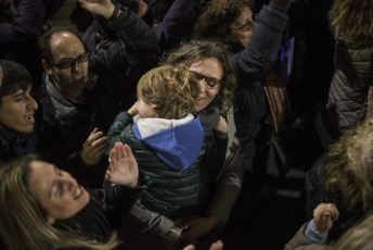 Buenos Aires, Argentina.-  En las imágenes miles de personas se juntaron en la fría noche del viernes 6 de septiembre de 2019 en distntos puntos de Buenos Aires para realizar un "flashmob" en contra del gobierno del Presidente Mauricio Macri, y en particular del Jefe de Gobierno de la Ciudad Autónoma de Buenos Aires, Horacio Rodríguez Larreta, el único político del círculo más cercano a Macri que ganó en su distrito en las últimas elecciones primarias argentinas del 11 de agosto.  El "flashmob" o "multitud relámpago" es una acción organizada en la que un gran grupo de personas se reúne de repente en un lugar público, realizan algo inusual y luego se dispersan rápidamente.  En este caso, la acción consiste en cantar una cumbia que se volvió viral que propone no votar al actual Jefe de Gobierno porteño Horacio Rodríguez Larreta y que dice en su estribillo "Macri ya fue, Vidal ya fue, si vos querés, Larreta también", instando a no votar por el candidato oficialista.