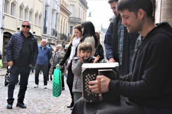 Buenos Aires, Argentina.- En las imágenes tomadas el domingo 8 de sptiembre de 2019 camino a la feria y aprovechando la gran afluencia turística, se instala una infinidad de artistas callejeros, donde predominan los cantantes de tango y bandoneonistas, y todo tipo de performance.