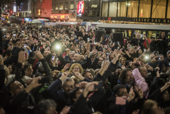 Buenos Aires, Argentina.-  En las imágenes miles de personas se juntaron en la fría noche del viernes 6 de septiembre de 2019 en distntos puntos de Buenos Aires para realizar un "flashmob" en contra del gobierno del Presidente Mauricio Macri, y en particular del Jefe de Gobierno de la Ciudad Autónoma de Buenos Aires, Horacio Rodríguez Larreta, el único político del círculo más cercano a Macri que ganó en su distrito en las últimas elecciones primarias argentinas del 11 de agosto.  El "flashmob" o "multitud relámpago" es una acción organizada en la que un gran grupo de personas se reúne de repente en un lugar público, realizan algo inusual y luego se dispersan rápidamente.  En este caso, la acción consiste en cantar una cumbia que se volvió viral que propone no votar al actual Jefe de Gobierno porteño Horacio Rodríguez Larreta y que dice en su estribillo "Macri ya fue, Vidal ya fue, si vos querés, Larreta también", instando a no votar por el candidato oficialista.