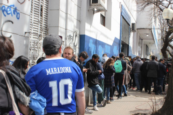 La Plata, Argentina.- En la imágen tomada hoy 6 de septiembre de 2019, decenas de simpatizantes de Gimnasia Esgrima La Plata se acercaran a la sede del club en la ciudad de La Plata, después de que se confirmara que Diego Armando Maradona  será el nuevo Director Técnico del equipo de fútbol de primera división.  La Institución comunicó que solo ingresarian al estadio aquellos que sean socios de la entidad, lo que impusó a que muchos quisieran asegurarse un lugar en las tribunas. Muchos de los nuevos socios han declarado no ser simpatizantes del club platense, pero el amor de muchos argentinos por Maradona supera esta barreras. Gimnasia y Esgrima La Plata es un modesto club de la ciudad de La Plata, la capital de la provincia de Buenos Aires, que aunque es uno de los clubes de fútbol más antiguos de la Argentina, nunca ha obtenido un campeonato oficial de primera división y actualmente pelea por no descender a segunda división.