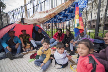 Buenos Aires.- Organizaciones sociales se concentran en la Plaza de Mayo, frente a la Casa Rosada, sede del Poder Ejecutivo Argentino, en reclamo de "aumentos salariales y creación de nuevos puestos de trabajo" y coincide con el acampe que tienen previsto otras organizaciones por la "emergencia alimentaria" frente al ministerio de Desarrollo Social, hoy miércoles 11 de septiembre de 2019.  La concentración en Plaza de Mayo coincide con el anuncio de la principal central gremial argentina la CGT sobre una negociación con el Gobierno por un bono de $5 mil para los trabajadores.