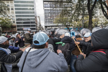 Buenos Aires.- Social organizations were preparing to deploy a camp in front of the Ministry of Social Development when the Police fired gas to disperse today, September 11, 2019 on Avenida 9 de Julio, in the Argentine capital. The protest day had begun earlier. Thousands of members of social organizations had begun to reach the Buenos Aires center and had installed popular pots in various corners to claim food items for community canteens, a 50 percent increase in social programs, and the opening to incorporate new beneficiaries. The extensive police operation had been installed to the Constitution area, where dozens of agents cut lanes on 9 de Julio Avenue and parallel streets to prevent protesters from climbing the highway, as happened in previous protests.