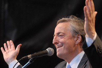 En la foto de archivo del 15 de julio de 2008 el ex presidente de Argentina durante un acto del Partido Justicialista, Néstor Kirchner, donde aseguró que "terminamos con 30 años de impunidad y con las leyes de obediencia debida y punto final " porque "nosotros queremos memoria, justicia y no queremos impunidad". Durante su mandato en 2003 en Argentina el se promulgó la ley 25.779 que declaró la nulidad de las leyes de Obediencia Debida y Punto Final.