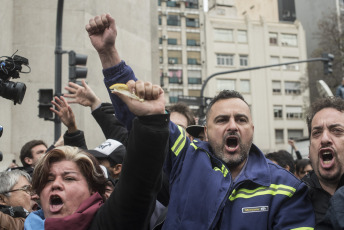 Buenos Aires.- Social organizations were preparing to deploy a camp in front of the Ministry of Social Development when the Police fired gas to disperse today, September 11, 2019 on Avenida 9 de Julio, in the Argentine capital. The protest day had begun earlier. Thousands of members of social organizations had begun to reach the Buenos Aires center and had installed popular pots in various corners to claim food items for community canteens, a 50 percent increase in social programs, and the opening to incorporate new beneficiaries. The extensive police operation had been installed to the Constitution area, where dozens of agents cut lanes on 9 de Julio Avenue and parallel streets to prevent protesters from climbing the highway, as happened in previous protests.