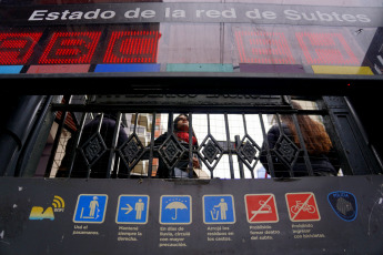 Buenos Aires, Argentina.- The subway workers of Buenos Aires did not reach an agreement and made a strike on all lines this Friday from 13 to 17 hours. Guild delegates claimed more personnel on Line E and the operation of more trains on line E where, according to a statement by delegates of 23 cars, only 11 operate. The Metrovías concessionary company also responded by means of a statement that "the provision of said line is complete, and is sufficient to provide adequate assistance to users."