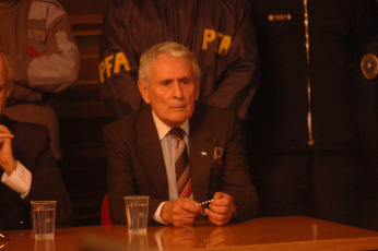 La Plata, Argentina (ARCHIVO).- En las fotos de archivo tomadas el 19 de septiembre de 2006 durante el veredicto del juicio al represor Miguel Etchecolatz donde fue hallado culpable  y condenado a prisión perpetua a cumplir en la cárcel de Marcos Paz. La sentencia del Tribunal Oral Federal N° 1 de La Plata declaró por primera vez en la historia argentina que fueron "delitos de lesa humanidad cometidos en el marco de un genocidio".