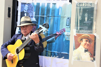 Buenos Aires, Argentina.- En las imágenes tomadas el domingo 8 de sptiembre de 2019 camino a la feria y aprovechando la gran afluencia turística, se instala una infinidad de artistas callejeros, donde predominan los cantantes de tango y bandoneonistas, y todo tipo de performance.