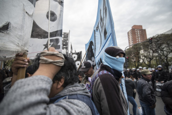 Buenos Aires.- Organizaciones sociales se disponían a desplegar un acampe frente al Ministerio de Desarrollo Social cuando la Policía tiró gases para dispersar hoy miércoles 11 de septiembre de 2019 en la Avenida 9 de julio, de la capital Argentina.  La jornada de protesta había comenzado más temprano. Miles de integrantes de organizaciones sociales habían comenzado a llegar hasta el centro porteño y habían instalado ollas populares en diversas esquinas para reclamar partidas de alimentos para comedores comunitarios, un aumento del 50 por ciento en los programas sociales, y la apertura para incorporar nuevos beneficiarios.  El extenso operativo policial se había instalado hasta la zona de Constitución, donde decenas de agentes cortaron carriles de la avenida 9 de Julio y calles paralelas para evitar que los manifestantes suban a la autopista, como ocurrió en protestas anteriores.