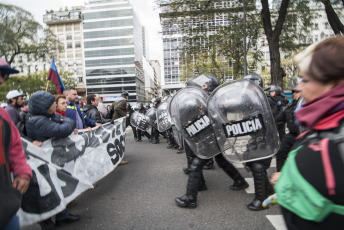 Buenos Aires.- Organizaciones sociales se disponían a desplegar un acampe frente al Ministerio de Desarrollo Social cuando la Policía tiró gases para dispersar hoy miércoles 11 de septiembre de 2019 en la Avenida 9 de julio, de la capital Argentina.  La jornada de protesta había comenzado más temprano. Miles de integrantes de organizaciones sociales habían comenzado a llegar hasta el centro porteño y habían instalado ollas populares en diversas esquinas para reclamar partidas de alimentos para comedores comunitarios, un aumento del 50 por ciento en los programas sociales, y la apertura para incorporar nuevos beneficiarios.  El extenso operativo policial se había instalado hasta la zona de Constitución, donde decenas de agentes cortaron carriles de la avenida 9 de Julio y calles paralelas para evitar que los manifestantes suban a la autopista, como ocurrió en protestas anteriores.