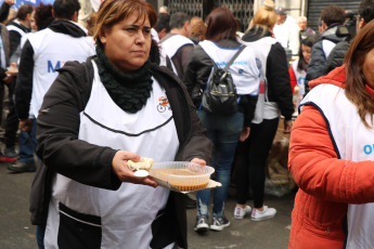 Buenos Aires, Argentina.- En la foto, hoy 11 de septiembre de 2019, en el Día del Maestro en la Argentina, los docentes se mobilizaron en distintos puntos del país convocados por la Confederación de Trabajadores de la Educación (Ctera). Con un desayuno comunitario y con juegos didácticos para toda la familia, los docentes celebraron su día con un pedido particular. "Con hambre no se puede enseñar ni aprender", fue la consigna del acto central por el Día del Maestro y la Maestra que se realizó frente al Cabildo. La jornada de tuvo por objetivo denunciar la situación que se vive en las aulas. "El hambre no espera", repitieron los maestros a lo largo de la mañana.