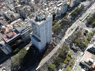 Buenos Aires.- En las imégenes tomadas con drone hoy 4 de septiembre de 2019 manifestantes integrantes de organizaciones sociales se movilizan en reclamo de la sanción de la ley de emergencia alimentaria en las inmediaciones del Ministerio de Desarrollo Social de la Nación, sobre la avenida 9 de julio, la principal arteria de la capital argentina. En la fachada del edificio se observa una imágen de Eva Duarte de Perón, conocida popularmente como "Evita" y "la abanderada de los humildes".