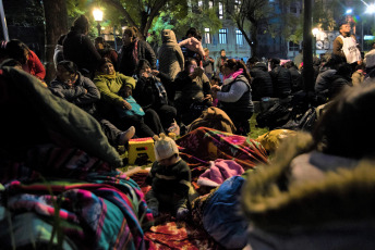 Buenos Aires, Argentina.- Miles de integrantes de organizaciones sociales comenzaron a llegar hasta el centro porteño e instalaron ollas populares en diversas esquinas para reclamar partidas de alimentos para comedores comunitarios, un aumento del 50 por ciento en los programas sociales y la apertura para incorporar nuevos beneficiarios, el 11 de septiembre de 2019. El extenso operativo policial se instaló hasta la zona de Constitución, donde decenas de agentes cortaron carriles de la Avenida 9 de Julio y calles paralelas para evitar que los manifestantes suban a la autopista, como ocurrió en protestas anteriores.