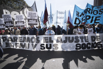 Buenos Aires.- En las imégenes tomadas hoy 4 de septiembre de 2019 manifestantes integrantes de organizaciones sociales reclaman por la sanción de la ley de emergencia alimentaria frente al Ministerio de Desarrollo Social de la Nación, sobre la avenida 9 de julio, la principal arteria de la capital argentina. Más tarde, algunos dirigentes de las agrupaciones se reunirán con diputados opositores, con el propósito de unificar los distintos proyectos de ley sobre emergencia alimentaria que existen en el Congreso.  Según los dirigentes sociales, la convocatoria fue hecha a diputados de todos los bloques, incluyendo al oficialismo.