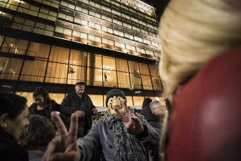 Buenos Aires, Argentina.-  En las imágenes miles de personas se juntaron en la fría noche del viernes 6 de septiembre de 2019 en distntos puntos de Buenos Aires para realizar un "flashmob" en contra del gobierno del Presidente Mauricio Macri, y en particular del Jefe de Gobierno de la Ciudad Autónoma de Buenos Aires, Horacio Rodríguez Larreta, el único político del círculo más cercano a Macri que ganó en su distrito en las últimas elecciones primarias argentinas del 11 de agosto.  El "flashmob" o "multitud relámpago" es una acción organizada en la que un gran grupo de personas se reúne de repente en un lugar público, realizan algo inusual y luego se dispersan rápidamente.  En este caso, la acción consiste en cantar una cumbia que se volvió viral que propone no votar al actual Jefe de Gobierno porteño Horacio Rodríguez Larreta y que dice en su estribillo "Macri ya fue, Vidal ya fue, si vos querés, Larreta también", instando a no votar por el candidato oficialista.