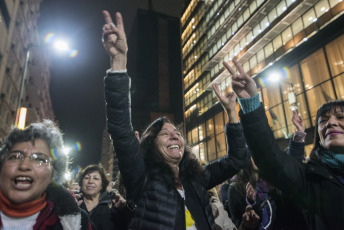 Buenos Aires, Argentina.- In the images thousands of people gathered on the cold night of Friday, September 6, 2019 in different parts of Buenos Aires to make a "flashmob" against the government of President Mauricio Macri, and in particular the Head of Government of the Autonomous City of Buenos Aires, Horacio Rodríguez Larreta, the only politician in the circle closest to Macri who won in his district in the last Argentine primary elections on August 11. The "flashmob" or "lightning crowd" is an organized action in which a large group of people suddenly meet in a public place, do something unusual and then quickly disperse. In this case, the action consists of singing a cumbia that went viral that proposes not to vote for the current Head of Government of Buenos Aires Horacio Rodríguez Larreta and that says in his chorus "Macri already was, Vidal was already, if you want, Larreta too" , urging not to vote for the official candidate.