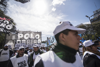 Buenos Aires.- In the images taken today, September 4, 2019, protesters members of social organizations demand for the sanction of the emergency food law in front of the Ministry of Social Development of the Nation, on the avenue July 9, the main artery of The Argentine capital Later, some leaders of the groups will meet with opposition deputies, with the purpose of unifying the different bills on food emergency that exist in Congress. According to the social leaders, the call was made to deputies of all the blocks, including the ruling party.