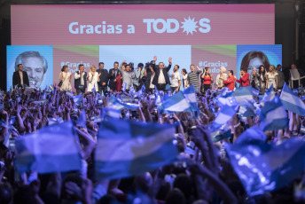 BUENOS AIRES, ARGENTINA.-  Alberto Fernández celebra después de ganar las elecciones presidenciales en Buenos Aires, Argentina, el 27 de octubre de 2019. Según el escrutinio de las Primarias Abiertas, Simultáneas y Obligatorias (PASO), Macri había logrado el 31,79