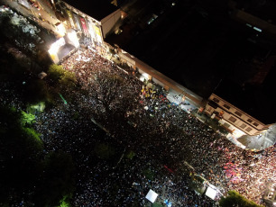 BUENOS AIRES.- En el barrio de Chacarita, en la ciudad de Buenos Aires, la capital de Argentina, en el Complejo C, el espacio elegido por el Presidente electo de Argentina Alberto Fernández, miles de adherentes festejaron pasadas las 18 de la tarde de ayer domingo 27 de octubre y hasta altas horas de la madrugada de hoy el triunfo electoral que le permite al peronimo volver al poder luego de 4 años.