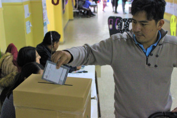 LA PAZ, BOLIVIA.- In the photo taken today October 20, 2019, the voting process is observed in the schools of La Paz, Bolivia. More than seven million Bolivians were authorized to cast their vote on a day in which the president, vice president and legislators will be elected for the period 2020-2025.   sevenˈsevən Definiciones de seven 1 equivalent to the sum of three and four; one more than six, or three less than ten; 7. Whether it involves three, four or seven people, this variation on the traditional duo is of the same variety. Ejemplos de seven Music often goes all night from nine in the evening to seven the next morning. 29 ejemplos más Sinónimos de seven Sustantivo septetviiseptenaryheptad septetseptupletsheptad