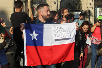 CÓRDOBA, ARGENTINA.- En la foto tomada hoy martes 22 de octubre de 2019 jóvenes de nacionalidad chilena, en su mayoría que viven en la ciudad universitaria de Córdoba donde estudian distintas carreras, debido a los altos costos de la Universidad en Chile, mientras que en Argentina la Universidad es pública y gratuita. Los jóvenes se manifestaron en el centro de la ciudad en contra del Presidente chileno Sebastian Piñera.