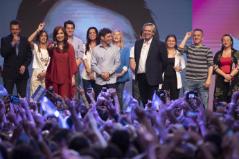 BUENOS AIRES, ARGENTINA.-  Alberto Fernández celebra después de ganar las elecciones presidenciales en Buenos Aires, Argentina, el 27 de octubre de 2019. Según el escrutinio de las Primarias Abiertas, Simultáneas y Obligatorias (PASO), Macri había logrado el 31,79