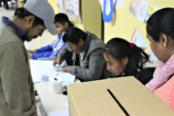 LA PAZ, BOLIVIA.- En la foto tomada hoy 20 de octubre de 2019, se observa el desarrollo de la votación en las escuelas de La Paz, Bolivia. Más de siete millones de bolivianos fueron habilitados para emitir su voto en una jornada en la que se elegirá al presidente, vicepresidente y legisladores para el período 2020-2025.