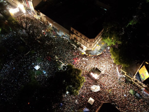 BUENOS AIRES.- En el barrio de Chacarita, en la ciudad de Buenos Aires, la capital de Argentina, en el Complejo C, el espacio elegido por el Presidente electo de Argentina Alberto Fernández, miles de adherentes festejaron pasadas las 18 de la tarde de ayer domingo 27 de octubre y hasta altas horas de la madrugada de hoy el triunfo electoral que le permite al peronimo volver al poder luego de 4 años.