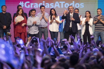 BUENOS AIRES, ARGENTINA.-  Alberto Fernández celebra después de ganar las elecciones presidenciales en Buenos Aires, Argentina, el 27 de octubre de 2019. Según el escrutinio de las Primarias Abiertas, Simultáneas y Obligatorias (PASO), Macri había logrado el 31,79