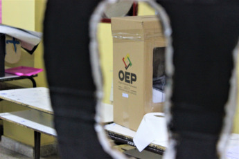 LA PAZ, BOLIVIA.- In the photo taken today October 20, 2019, the voting process is observed in the schools of La Paz, Bolivia. More than seven million Bolivians were authorized to cast their vote on a day in which the president, vice president and legislators will be elected for the period 2020-2025.   sevenˈsevən Definiciones de seven 1 equivalent to the sum of three and four; one more than six, or three less than ten; 7. Whether it involves three, four or seven people, this variation on the traditional duo is of the same variety. Ejemplos de seven Music often goes all night from nine in the evening to seven the next morning. 29 ejemplos más Sinónimos de seven Sustantivo septetviiseptenaryheptad septetseptupletsheptad