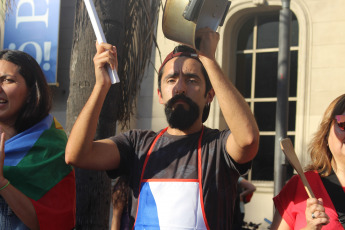 CÓRDOBA, ARGENTINA.- En la foto tomada hoy martes 22 de octubre de 2019 jóvenes de nacionalidad chilena, en su mayoría que viven en la ciudad universitaria de Córdoba donde estudian distintas carreras, debido a los altos costos de la Universidad en Chile, mientras que en Argentina la Universidad es pública y gratuita. Los jóvenes se manifestaron en el centro de la ciudad en contra del Presidente chileno Sebastian Piñera.