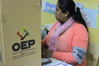 LA PAZ, BOLIVIA.- In the photo taken today October 20, 2019, the voting process is observed in the schools of La Paz, Bolivia. More than seven million Bolivians were authorized to cast their vote on a day in which the president, vice president and legislators will be elected for the period 2020-2025.   sevenˈsevən Definiciones de seven 1 equivalent to the sum of three and four; one more than six, or three less than ten; 7. Whether it involves three, four or seven people, this variation on the traditional duo is of the same variety. Ejemplos de seven Music often goes all night from nine in the evening to seven the next morning. 29 ejemplos más Sinónimos de seven Sustantivo septetviiseptenaryheptad septetseptupletsheptad