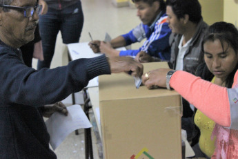 LA PAZ, BOLIVIA.- En la foto tomada hoy 20 de octubre de 2019, se observa el desarrollo de la votación en las escuelas de La Paz, Bolivia. Más de siete millones de bolivianos fueron habilitados para emitir su voto en una jornada en la que se elegirá al presidente, vicepresidente y legisladores para el período 2020-2025.