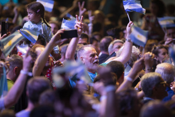 BUENOS AIRES, ARGENTINA.-  Alberto Fernández celebra después de ganar las elecciones presidenciales en Buenos Aires, Argentina, el 27 de octubre de 2019. Según el escrutinio de las Primarias Abiertas, Simultáneas y Obligatorias (PASO), Macri había logrado el 31,79